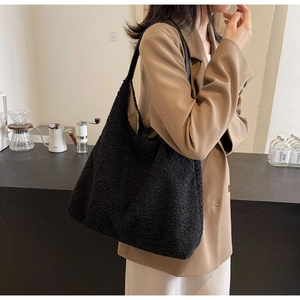 Borsa tote versatile in peluche nera da donna con grande capacità e tracolla in pelle