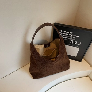 Borsa tote in orsetto marrone con manici in pelle e chiusura magnetica in stile minimalista