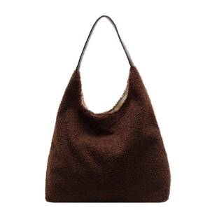 Borsa hobo marrone in pile con tracolla in pelle e grande capacità per l'autunno