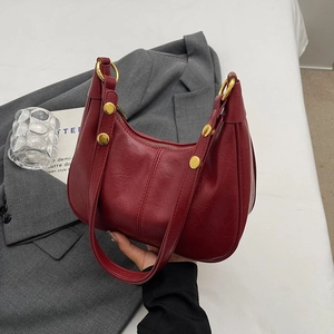 Vue détaillée du sac hobo bordeaux en similicuir souple avec clous métalliques dorés