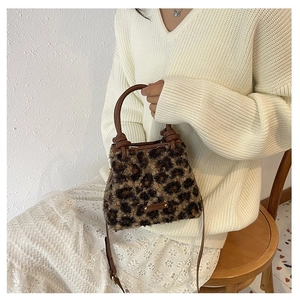 Sac seau en fausse fourrure léopard élégant avec poignée en cuir et bandoulière