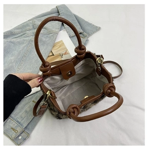 Sac seau chic en peluche léopard avec poignées en cuir marron et bandoulière réglable