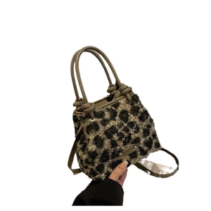 Sac seau à bandoulière en fausse fourrure léopard pour l'hiver avec double anse
