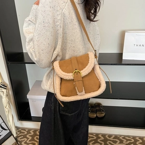 Sac bandoulière en suédine marron avec bordure en peau lainée et boucle en métal