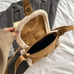 Sac bandoulière en daim marron avec bordure en peau de mouton blanche peluche