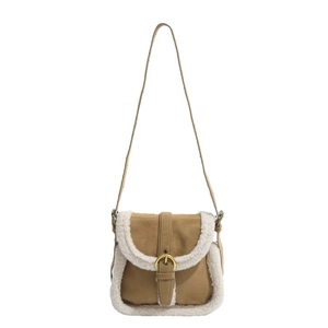 Sac bandoulière chic en daim marron avec bordure en peau de mouton et boucle dorée