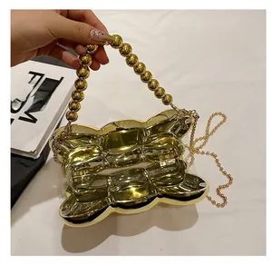 Vue détaillée d'une pochette nœud créative avec cadre doré et finitions en acrylique