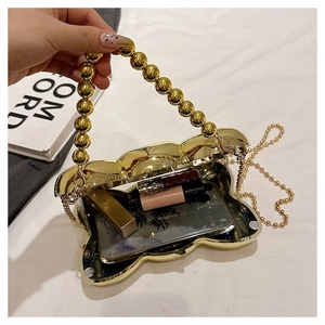Vue détaillée du sac de soirée papillon doré avec rangement pour téléphone et maquillage