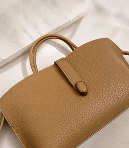 Nahaufnahme der braunen Damen-Einkaufstasche aus Leder mit schickem Metallverschluss