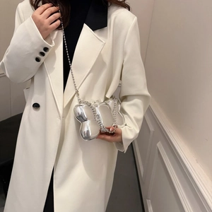 Détail d'un mini sac papillon argenté métallisé avec une fine bandoulière perlée