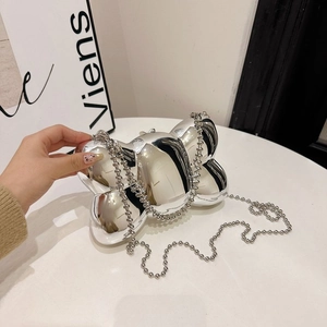 Détail de la pochette papillon argentée avec texture miroir et chaîne à perles chic