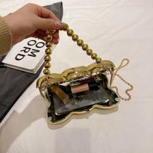 Vue détaillée du sac de soirée papillon doré montrant l'espace de rangement interne