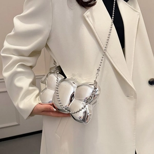 Sac bulle argenté effet métallisé avec texture froissée porté à l'épaule avec fine chaîne