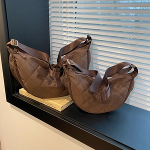 Borsa a mezzaluna trapuntata in nylon con motivo a rombi e tracolla regolabile