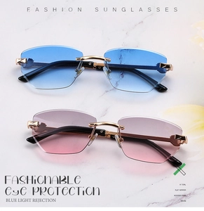 Détails de lunettes de soleil sans monture à verres dégradés bleu-rose et branches dorées