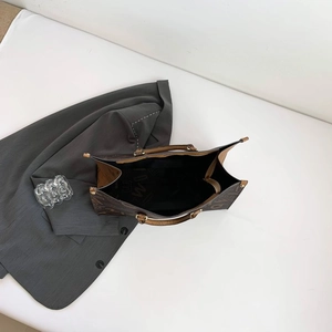 Retro high-quality tote bag with stitching detail and spacious interior for daily commute