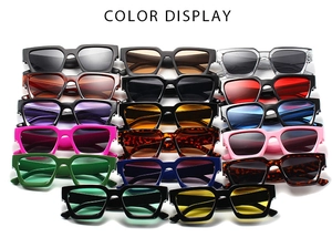 Présentation matricielle de 18 lunettes de soleil carrées rétro à monture épaisse