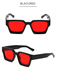 Vue détaillée des lunettes carrées avec monture noire épaisse et verres rouges vifs