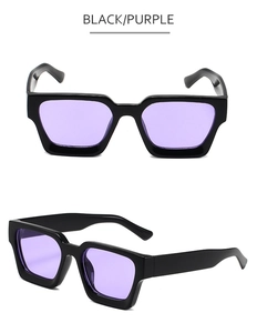 Détail de lunettes de soleil carrées à monture noire épaisse et verres teintés violets