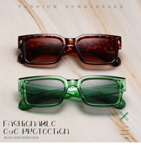 Détail de lunettes de soleil carrées vintage en écaille de tortue et vert transparent