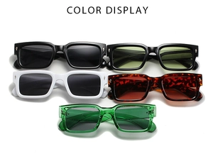 Cinq paires de lunettes de soleil carrées avec des détails métalliques argentés