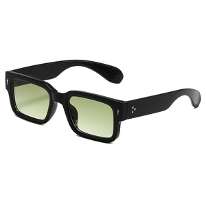 Lunettes de soleil carrées noires avec verres vert clair et rivets étoiles argentés