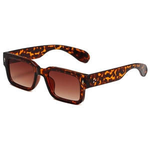 Lunettes de soleil carrées en écailles de tortue avec verres dégradés marron