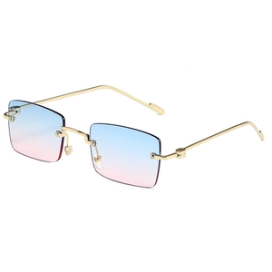 Randloze modezonnebril met blauw-roze verloopglazen en slank goudkleurig metalen frame