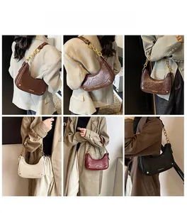 Grille détaillée montrant des sacs croissants en similicuir en cinq couleurs avec chaînes