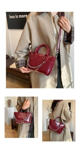 Vue en trois parties d'un sac bandoulière bordeaux montrant les styles main et épaule