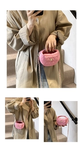 Dettaglio mini borsa rosa trapuntata con chiusura a rosa dorata e tracolla