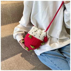 Borsa a tracolla fatta a mano all'uncinetto a forma di pitaya rosa e verde
