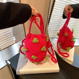 Dettaglio della borsa all'uncinetto a forma di frutto del drago con trama rosa