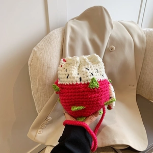 Dettaglio borsa fatta a mano all'uncinetto pitaya con foglie verdi e tracolla rosa
