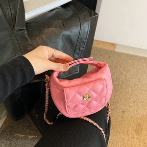 Borsa a tracolla trapuntata rosa con chiusura a camelia dorata e tracolla a catena