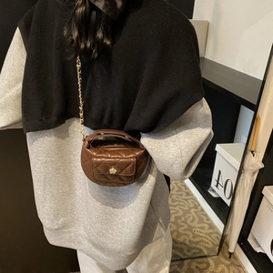 Mini borsa a tracolla trapuntata marrone scuro con fibbia a camelia dorata e catena