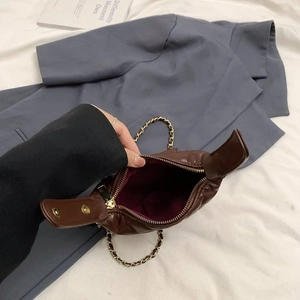 Borsa a tracolla trapuntata marrone scuro con catena dorata e interno spazioso