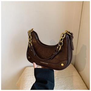Sac croissant marron foncé avec texture plissée et chaîne dorée décorative