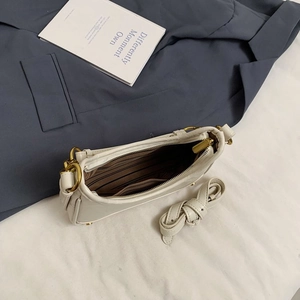 Sac croissant blanc crème chic avec boucles dorées et bandoulière réglable