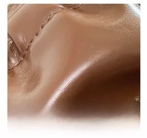 Macro de la texture du cuir marron et détails de couture du sac à main navette