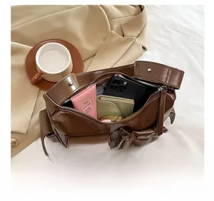 Sac marron foncé avec grande capacité et détails métalliques en vue de côté