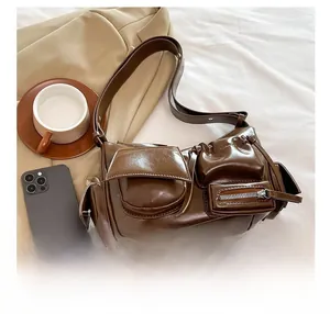 Détails du sac bandoulière vintage marron en similicuir avec plusieurs poches utilitaires