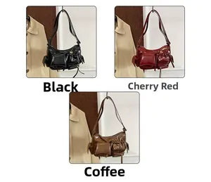 Détails de sacs à bandoulière multi-poches en noir, rouge cerise et marron élégant