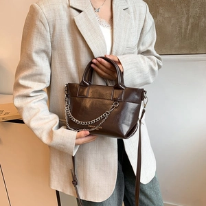Sac à main en cuir verni marron foncé avec chaîne argentée et bandoulière amovible