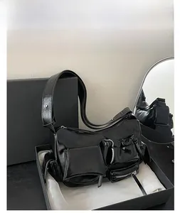 Détails du sac de style motard noir brillant avec poches et finitions argentées