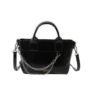 Sac fourre-tout chic en cuir verni noir avec chaîne argentée et bandoulière réglable