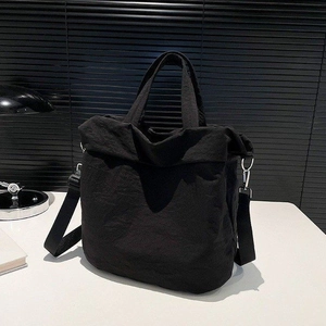 Minimalistische schwarze Segeltuchtasche mit verstellbarem Gurt für Pendler und Schüler