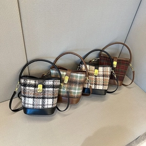 Sac Seau Vintage En Tweed Écossais Avec Garniture En Cuir PU Serrure Métallique Sac Bandoulière Pour Femmes