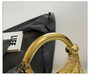 Gros plan sur la poignée ronde en métal doré avec finition miroir moderne