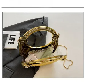 Intérieur de pochette de soirée dorée avec espace pour téléphone et maquillage